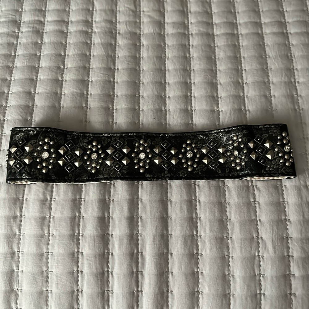 Black headband with studs.